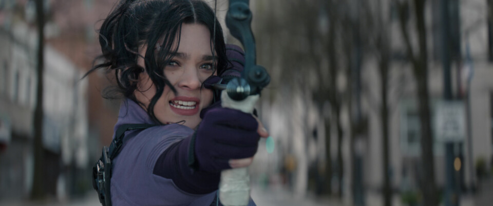 Kate Bishop (Hailee Steinfeld) overtar stafettpila etter Clint Barton (Jeremy Renner) i Marvel-universets serier og filmer. Kate Bishop (Hailee Steinfeld) overtar stafettpila etter Clint Barton (Jeremy Renner) i Marvel-universets serier og filmer.