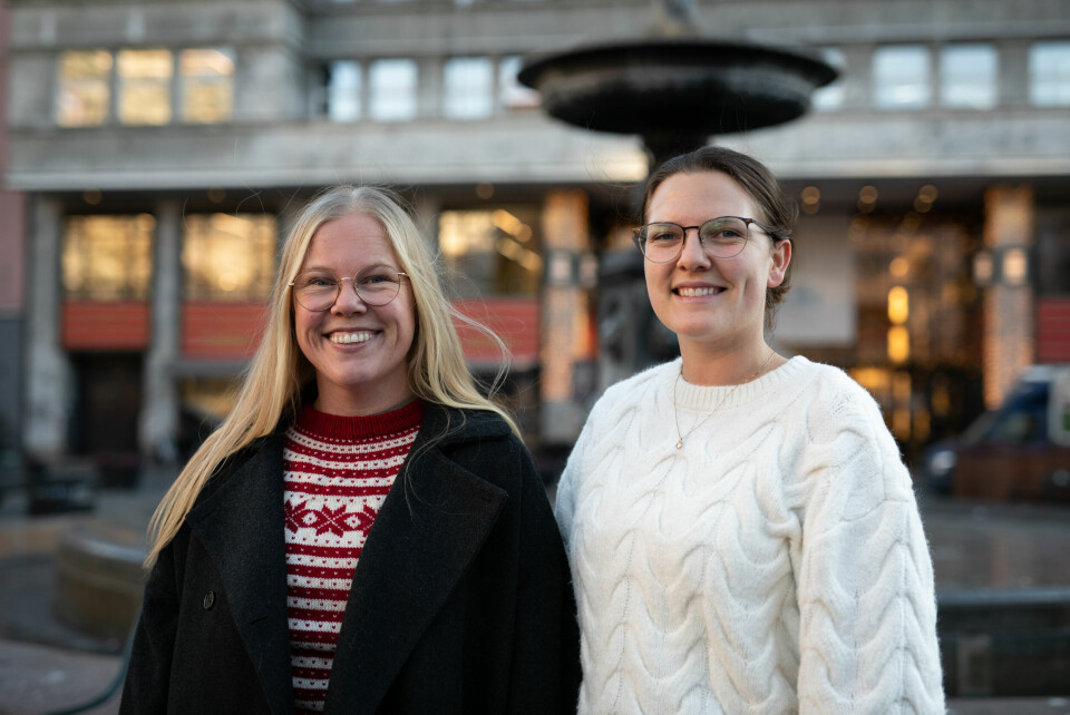 Kathrine Pettersen og Marion Gustavsen tror også at et påbud må til for at folk flest skal ta på seg munnbindet. Bildene er tatt i forbindelse med '5-på-gata'. Navn må legges inn.