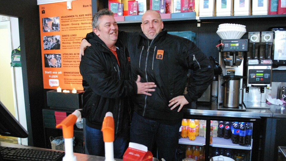 Til daglig jobber Trond Henriksen som avdelingsleder for Kirkens Bymisjon i Halden, mens Tony Jensen er frivillig ved bymisjonens kafé Møtestedet i samme by. Men vennskapet deres strekker seg langt utover felles arbeidsplass. Avdelingsleder ved Kirkens Bymisjon i Halden Trond Henriksen (t.v.) og frivillig Tony Jensen ved bymisjonens kafé Møtestedet på Halden stasjon.