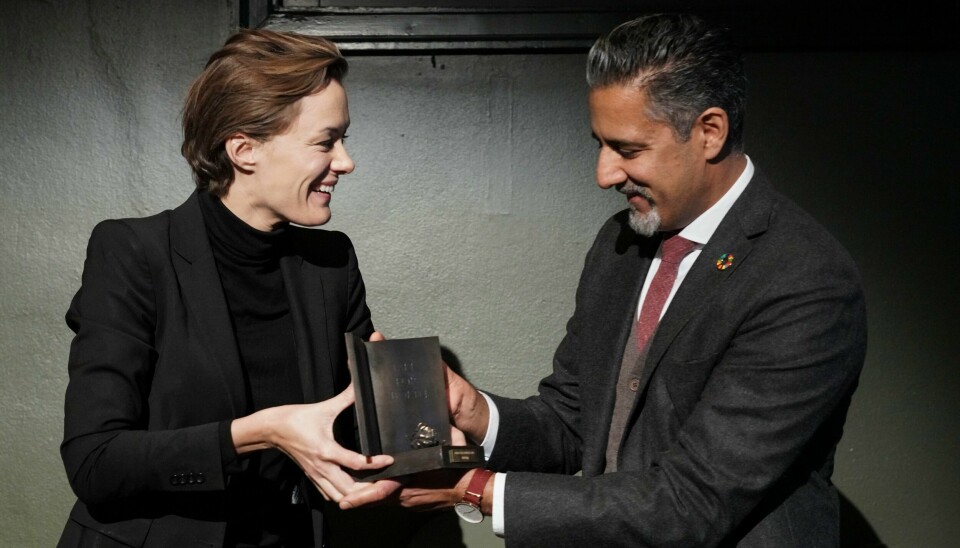 Abid Raja mottok Bokhandlerprisen av kulturminister Anette Trettebergstuen under et arrangement på Litteraturhuset i Oslo. Abid Raja mottok Bokhandlerprisen av kulturminister Anette Trettebergstuen (Ap) under et arrangement på Litteraturhuset i Oslo tirsdag ettermiddag. Foto: Ole Berg-Rusten / NTB