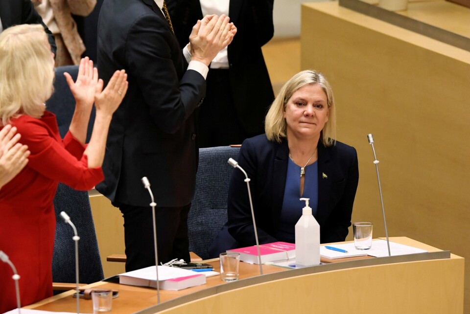 Socialdemokratiets partileder Magdalena Andersson (S) kommer til dagens statsministeravstemning i Riksdagen. Den svenske Riksdagen har godkjent Magdalena Andersson fra Socialdemokraterna som landets nye statsminister. Hun blir første kvinne i posten.Foto: Erik Simander / TT / NTB