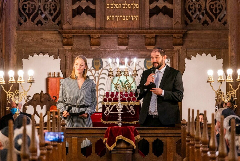 Tale Preminger og rabbiner Joav Melchior ønsker kong Harald, kronprins Haakon og øvrige gjester velkommen til markeringen for synagogen i Oslo som fyller 100 år. Tale Preminger og rabbiner Joav Melchior ønsker kong Harald, kronprins Haakon og øvrige gjester velkommen til markeringen for synagogen i Oslo som fyller 100 år.Foto: Håkon Mosvold Larsen / NTB