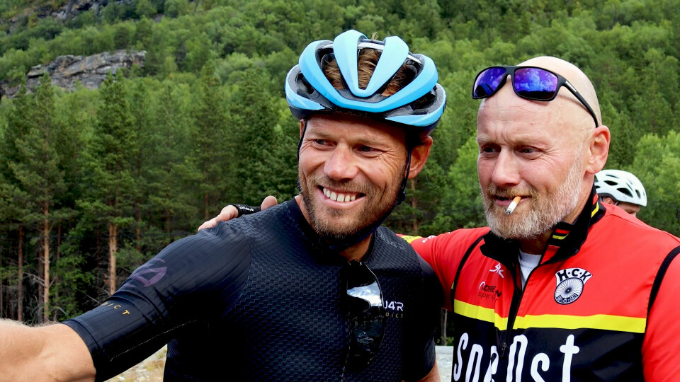 På den ene av etappene i nord, syklet gjengen fra Idretten Skaper Sjanser sammen med tidligere proffsyklist Thor Hushovd (t.v.). Under en matpause ba verdensmesteren om å få ta en selfie med den røykende Håkon Pedersen. Tidligere proffsyklist Thor Hushovd (t.v.) og Håkon Pedersen fra Idretten Skaper Sjanser tar en selfie sammen under Arctic Race of Norway 2021.
