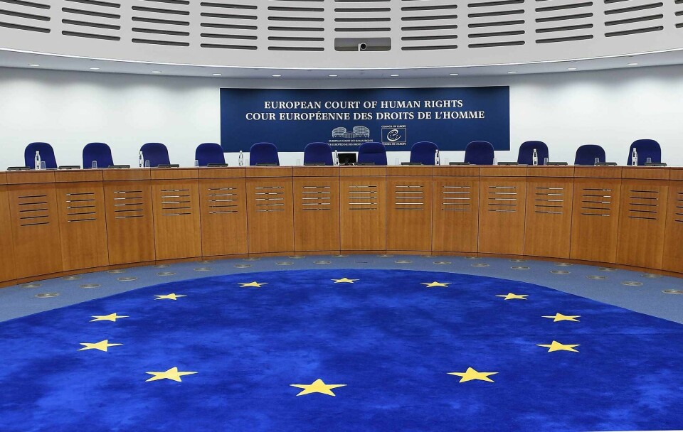 Menneskerettighetsdomstolen i Strasbourg. The European flag's stars are seen on the floor of a hearing room prior to a Grand Chamber hearing in the case of former Prime Minister of Italy Silvio Berlusconi, at the European Court of Human Rights (ECHR) in Strasbourg, eastern France, on November 22, 2017.Ahead of a general election set for the spring, the four-time premier is hoping the court will rule against the six-year ban imposed over his 2012 conviction for tax fraud. / AFP PHOTO / FREDERICK FLORIN
