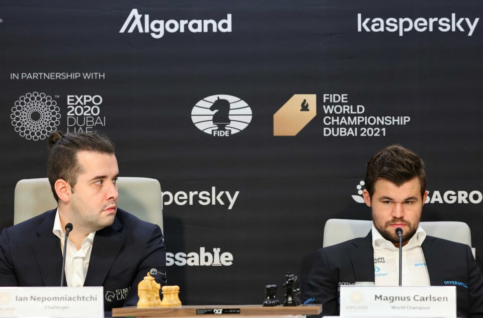 Magnus Carlsen (t.h) og VM-motstander Jan Nepomnjasjtsjij under pressekonferansen foran mesterskapet. Magnus Carlsen (t.h) og VM-motstander Jan Nepomnjasjtsjij under pressekonferansen foran mesterskapet.Foto: Giuseppe Cacace, AFP / NTB
