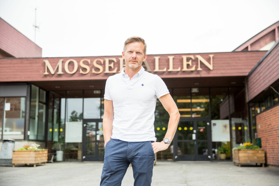 Ishockeypresident og Høyre-politiker Tage Pettersen tror nedstengingen har ført til at flere barn har blitt inaktive og mistet sitt eneste aktivitetstilbud. Tage Pettersen (H) foran Mossehallen.