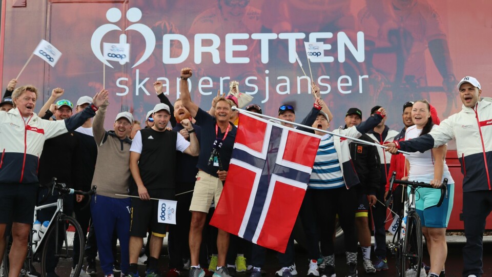 Utøverne og støtteapparatet fra Idretten Skaper Sjanser, blant annet daglig leder Morten Nyborg (ytterst til venstre), jubler sammen med Dag Otto Lauritzen (i midten) etter målgang på rittets tredje etappe til Målselv fjellandsby. Utøverne og støtteapparatet fra Idretten Skaper Sjanser jubler sammen med Dag Otto Lauritzen (i midten) etter målgang i Målselv fjellandsby, den tøffeste etappen under Arctic Race of Norway 2021.