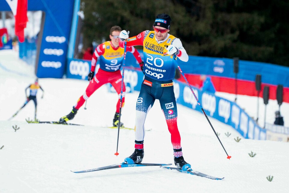 Sjur Røthe gikk først i mål på den avsluttende 10 km fellesstart fri teknikk for menn i alpinbakken i Val di Fiemme tirsdag. Sjur Røthe går i mål som vinner av siste etappe i Tour de Ski. Foto: Terje Pedersen / NTB