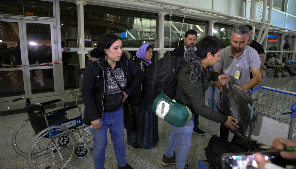 Irakiske migranter på flyplassen i Arbil etter å ha blitt hentet hjem fra Hviterussland 18. oktober. Tusenvis av migranter fra Midtøsten, mange av dem kurdere, har blitt strandet på grensa mellom Hviterussland og Polen. Den irakiske regjeringen har allerede hentet hjem 431 statsborgere, og nå blir ytterligere 617 plukket opp, ifølge landets utenriksdepartement. Irakiske migranter på flyplassen i Arbil etter å ha blitt hentet hjem fra Hviterussland 18. oktober. Tusenvis av migranter fra Midtøsten, mange av dem kurdere, har blitt strandet på grensa mellom Hviterussland og Polen. Den irakiske regjeringen har allerede hentet hjem 431 statsborgere, og torsdag blir ytterligere 617 plukket opp, ifølge landets utenriksdepartement. Foto: Hussein Ibrahim / AP / NTB