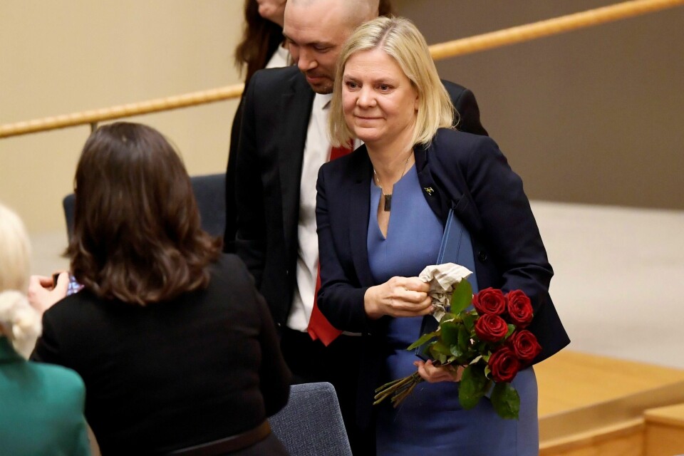 Magdalena Andersson er beredt til å danne en ren sosialdemokratisk mindretallsregjering i Sverige. Sveriges finansminister Magdalena Andersson i Riksdagen etter at hun ble godkjent som ny statsminister i Sverige med knappest mulig margin onsdag. Foto: Erik Simander / TT / AP / NTB