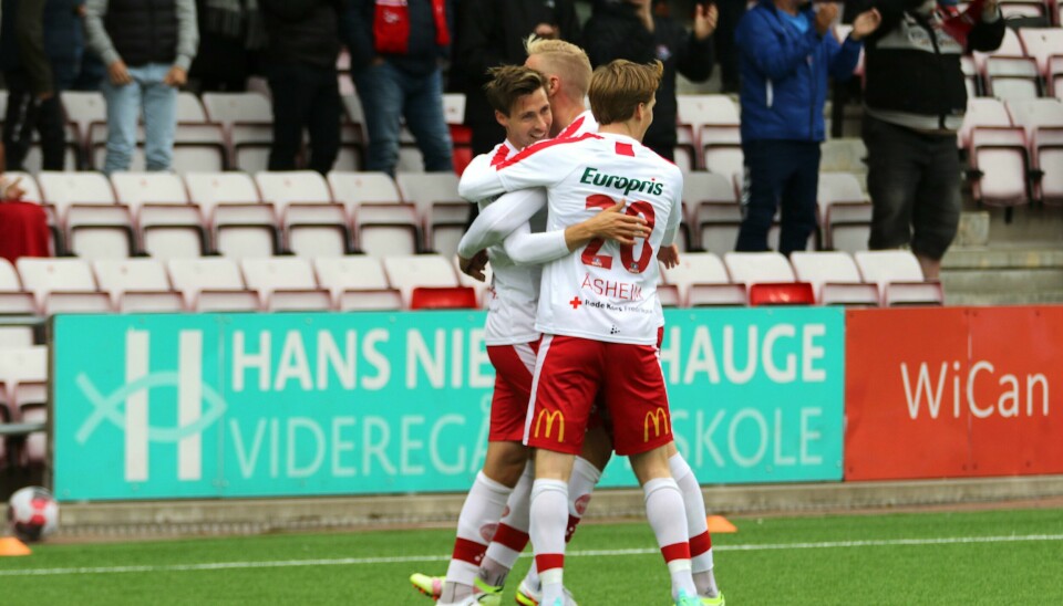 «FFK har innfridd over alle forventninger i årets fotballsesong.», skriver Frode Rekve. Tre fotballspillere klemme hverandre.