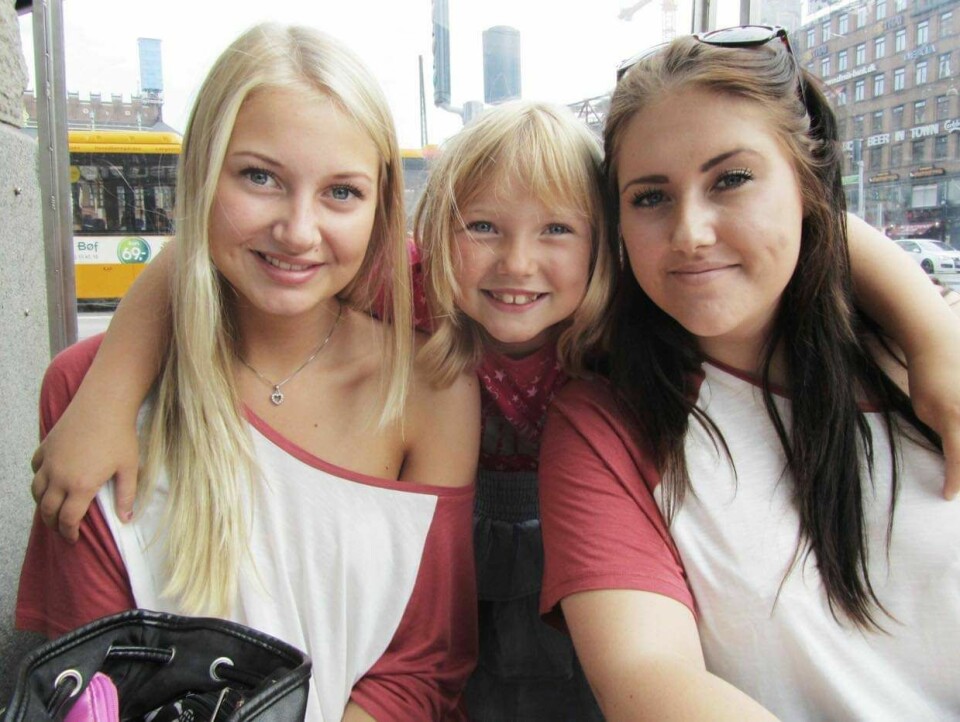 Søstrene Elisabeth (t.v.) og Cathrine (t.h) Trønnes Lie fra Halden reiste til AUFs sommerleir på Utøya i 2011. Bare Cathrine kom tilbake til lillesøster Victoria (i midten) etter den forferdelige dagen for ti år siden. Tre søstre
