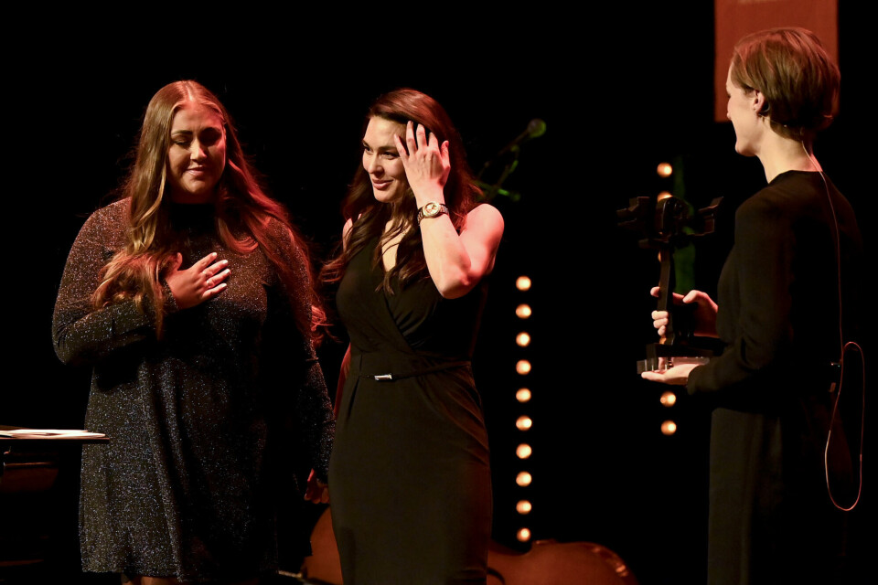 Oslo 20211125. Cathrine Trønnes Lie (t.v) og Mariangela Di Fiore tildeles Bragerprisen av kulturminister Anette Trettebergstuen (Ap) for «Søstre. Min historie etter Utøya» (Ap) for «Søstre. Min historie etter Utøya»
