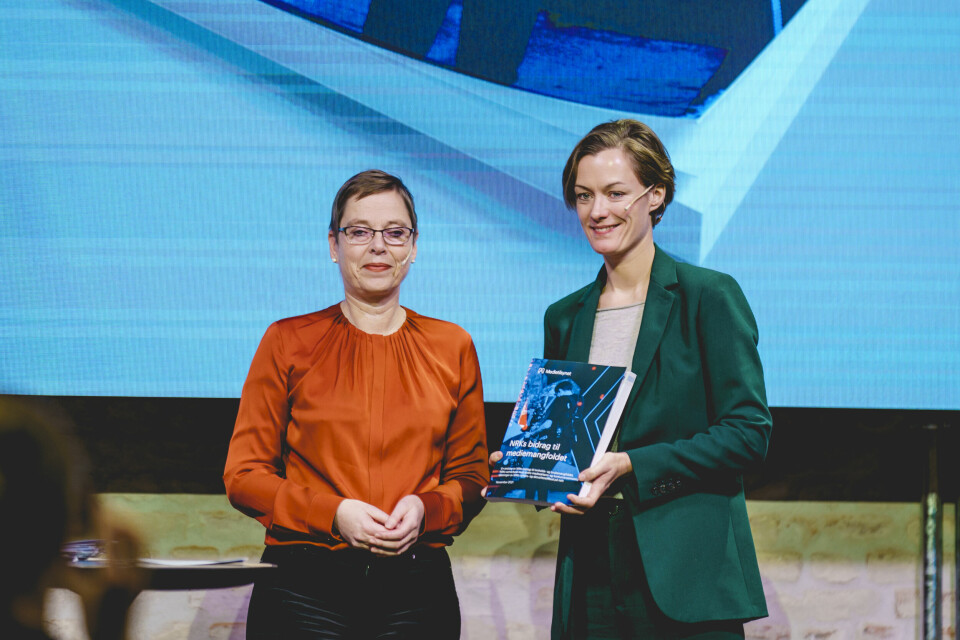 Oslo 20211129. Medietilsynets direktør Mari Velsand overleverer utredningen om NRK til kulturminister Anette Trettebergstuen. Foto: Stian Lysberg Solum / NTB