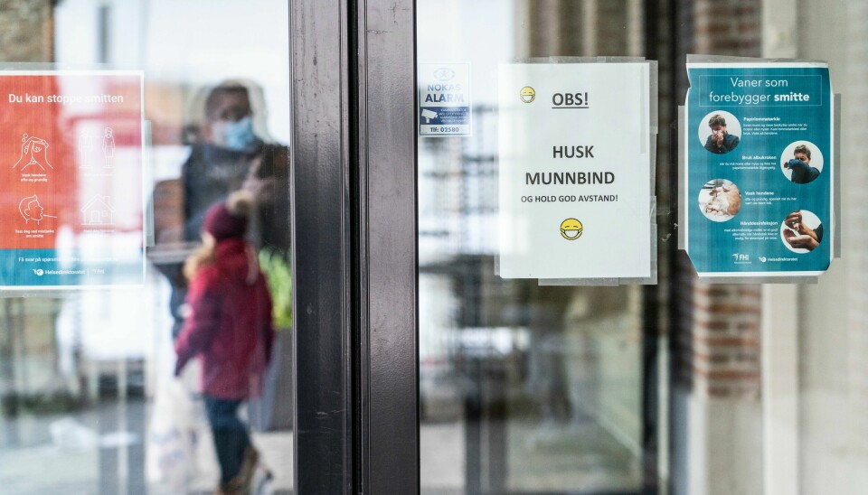 Mye tyder på at vi bør ta på oss munnbindet igjen. Dessverre. Mye tyder på at vi bør ta på oss munnbindet igjen. Dessverre.