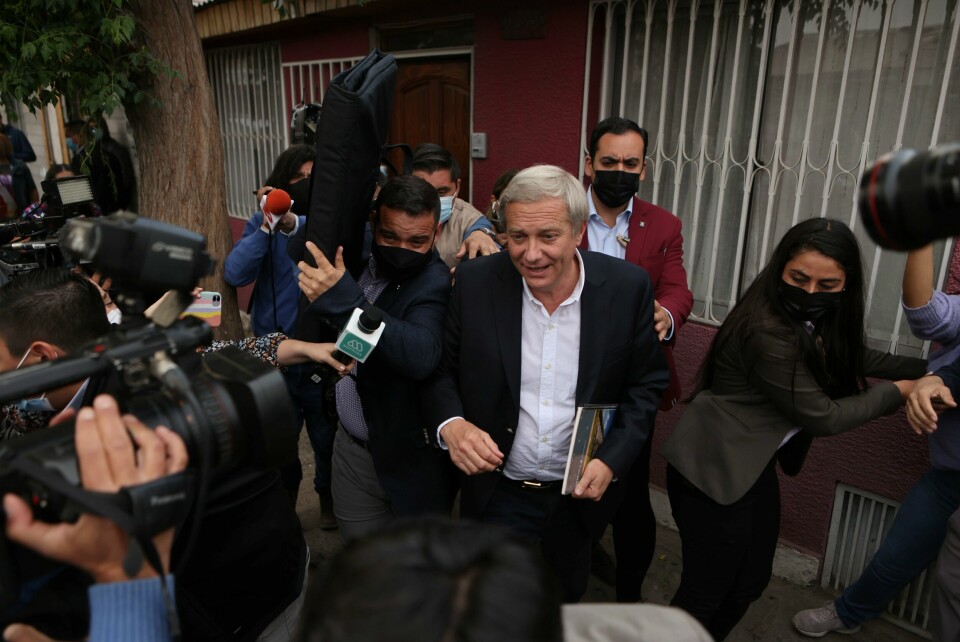 Chiles presidentkandidat Jose Antonio Kast beskyttes av politifolk på vei ut av et valgkampmøte tidligere i november. Kast er høyresidens kandidat i andre runde i presidentvalget i Chile 19. desember. Chiles presidentkandidat Jose Antonio Kast beskyttes av politifolk på vei ut av et valgkampmøte tidligere i november. Kast er høyresidens kandidat i andre runde i presidentvalget i Chile 19. desember.