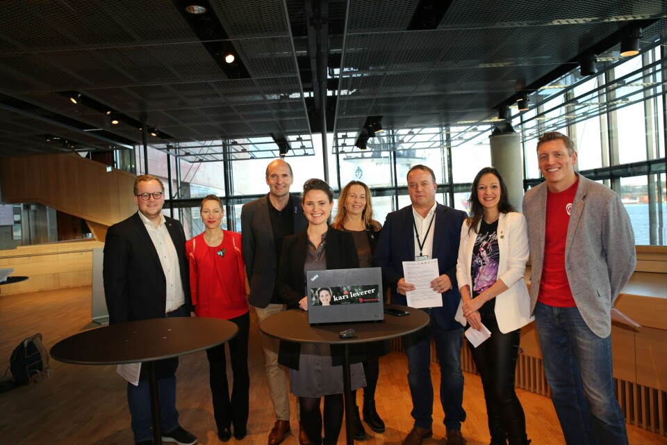 Flertallspartiene i Stavanger da de la fram forslaget budsjett for 2022. Eirik Faret Sakariassen (SV) (f.v), Sara Mauland (Rødt), Bjarne Kvadsheim (Sp), ordfører Kari Nessa Nordtun (Ap), varaordfører Dagny Sunnanå Hausken (Sp), Frode Myrhol (FNB), Daria Maria Szymaniuk (MDG), og Dag Mossige (Ap). Flertallspartiene i Stavanger kommune har lagt fram sitt forslag til budsjett 2022 og Handlings- og økonomiplan 2022-2025. Eirik Faret Sakariassen (SV) (f.v), Sara Mauland (Rødt), Bjarne Kvadsheim (Sp), ordfører Kari Nessa Nordtun (Ap), varaordfører Dagny Sunnanå Hausken (Sp), Frode Myrhol (FNB), Daria Maria Szymaniuk(MDG), og Dag Mossige (Ap) var til stede i konserthuset.