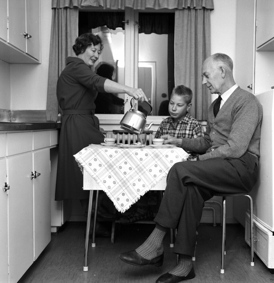 Universelle velferdsordninger gjør at ingen trenger stille seg opp foran velferdsstaten med lua i hånda, mente Einar Gerhardsen. Her er han som statsminister i blokkleiligheten i Sofienberggata sammen med Werna og Rune i 1959. .