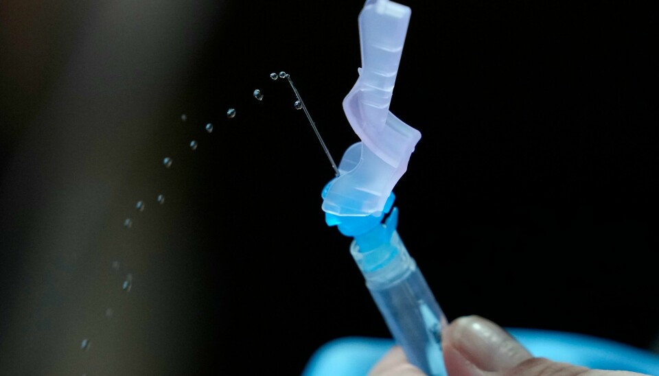 Pfizers koronavaksine, illustrasjonsfoto: En dose Pfizer-vaksine på et vaksinesenter på Filippinene. Foto: Aaron Favila / AP / NTB