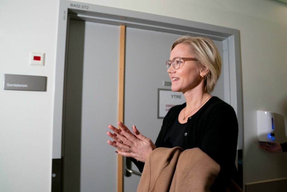 Helse- og omsorgsminister Ingvild Kjerkol (Ap) vil sette kommunene bedre i stand til å ta seg av syke pasienter. Helse- og omsorgsminister Ingvild Kjerkol (Ap) sier det fortløpende vurderes å sette inn nye tiltak mot omikronvarianten. Foto: Torstein Bøe / NTB