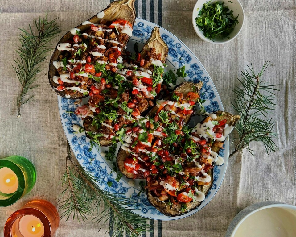 Fylte auberginer fra Veganergutta kan være den aller beste julemat, mener Minn Saung Thit Aung Zaw og Gard Flydal Rorgemoen. Vegansk jul