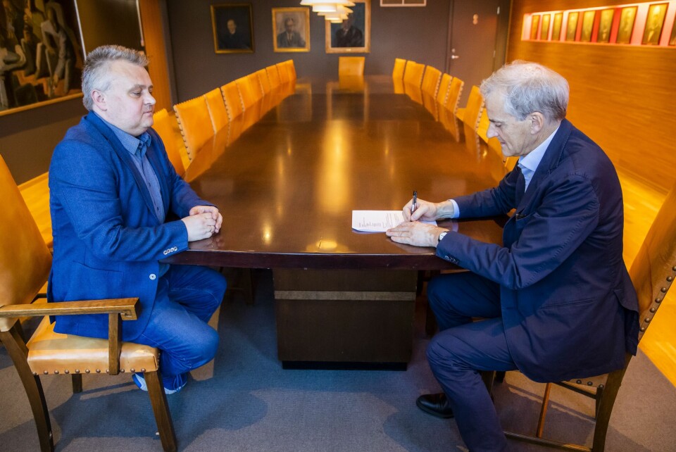 Leder i Fellesforbundet Jørn Eggum og Ap-leder Jonas Gahr Støre signerer en samarbeidsavtale om at de skal ha årlige dialogmøter. Leder i Fellesforbundet Jørn Eggum (t.v.) og leder i Arbeiderpartiet Jonas Gahr Støre signerer en samarbeidsavtale om at det skal ha dialogmøter. Det skjedde etter at Ap sa nei til konsekvensutredning i Lofoten, Vesterålen og Senja i 2019.