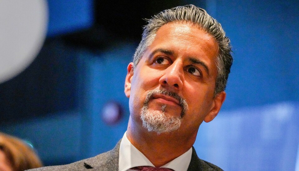 Abid Raja gir bort pengene han fikk for å delta på «Maskorama». Abid Raja mottok Bokhandlerprisen av kulturminister Anette Trettebergstuen under et arrangement på Litteraturhuset i Oslo.Foto: Ole Berg-Rusten / NTB