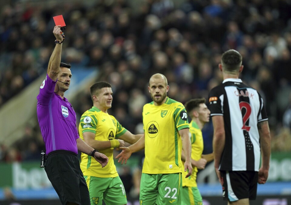 Ciaran Clark får rødt kort etter å ha revet ned Teemu Pukki (i midten) tidlig i Newcastles hjemmekamp mot Norwich. Ciaran Clark får rødt kort etter å ha revet ned Teemu Pukki (i midten) tidlig i Newcastles hjemmekamp mot Norwich. Foto: Mike Egerton, PA via AP / NTB