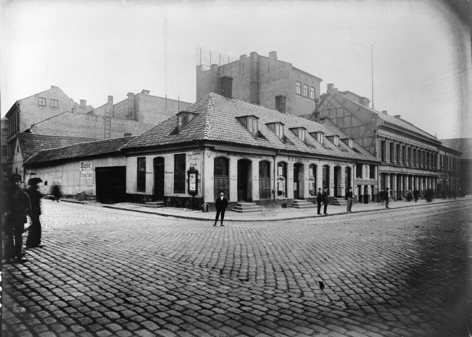 Stortorget 9 på hjørnet av Møllergata i 1890. Stortorget 9 på hjørnet av Møllergata i 1890.