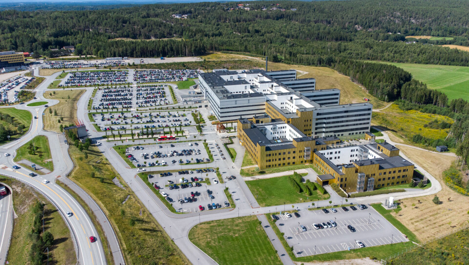 Siden startet av pandemien i 2020 har Sykehuset Østfold registrert 123 koronarelaterte dødsfall. Sykehuset Østfold Kalnes sto klart i 2015. Det ble fort klart at det var underdimensjonert.