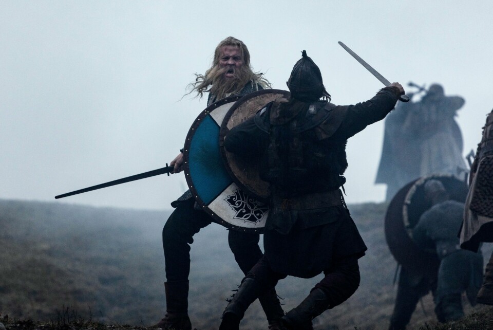 Igjen spiller Tobias Santelmann en kongelig Olav i krig, men denne gangen er det vikingkongen Olav Haraldsson det er snakk om. Foto: Lars Olav Dybvig / HBO Max / På ny spiller Tobias Santelmann en kongelig Olav i krig – men denne gangen er det vikingkongen Olav Haraldsson det er snakk om. Med voldsomme mengder hår og skjegg, som er falsk – og hadde egen plass i sminkebussen. Foto: Lars Olav Dybvig / HBO Max