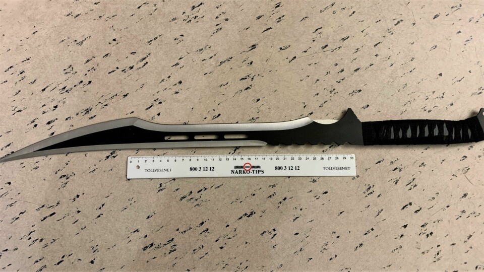 Denne kniven var angivelig ment som en gave, men kom aldri fram til mottakeren. Kniv med 50 centimeter langt knivblad beslaglagt ved Svinesund tollsted 24. november 2021.