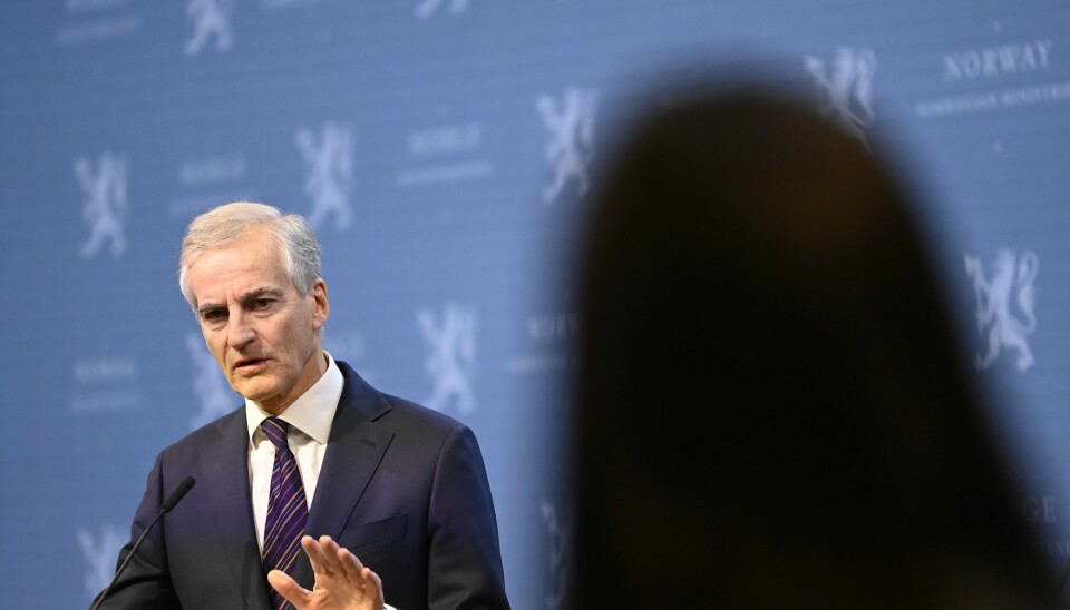 Statsminister Jonas Gahr Støre under pressekonferensen om koronasituasjonen i Marmorhallen i Oslo. Vi er nøydde til å halde avstand, slo statsminister Jonas Gahr Støre fast på pressekonferansen torsdag. Der kom regjeringa med ei rekkje skjerpa tiltak for å avgrense spreiinga av koronavarianten omikron. Foto: Annika Byrde / NTB / NPK