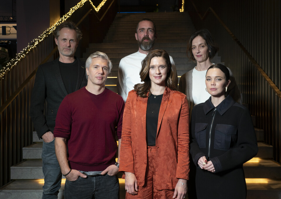 Serieskaperne sammen med sentrale skuespillere i serien. Tobias Santelmann måtte stille digitalt og er derfor ikke med på bildene. Bak fra v. Jens Lien, Eilif Skodvin og Anne Bjørnstad. Foran fra v. Skuespillerne Nicolai Cleve Broch t.v. , Krista Kosonen og Hedda Stiernstedt . Serieskaperne sammen med sentrale skuespillere i serien. Tobias Santelmann måtte stille digitalt og er derfor ikke med på bildene. Bak fra v. Jens Lien, Eilif Skodvin og Anne Bjørnstad. Foran fra v. Skuespillerne Nicolai Cleve Broch t.v. , Krista Kosonen og Hedda Stiernstedt .