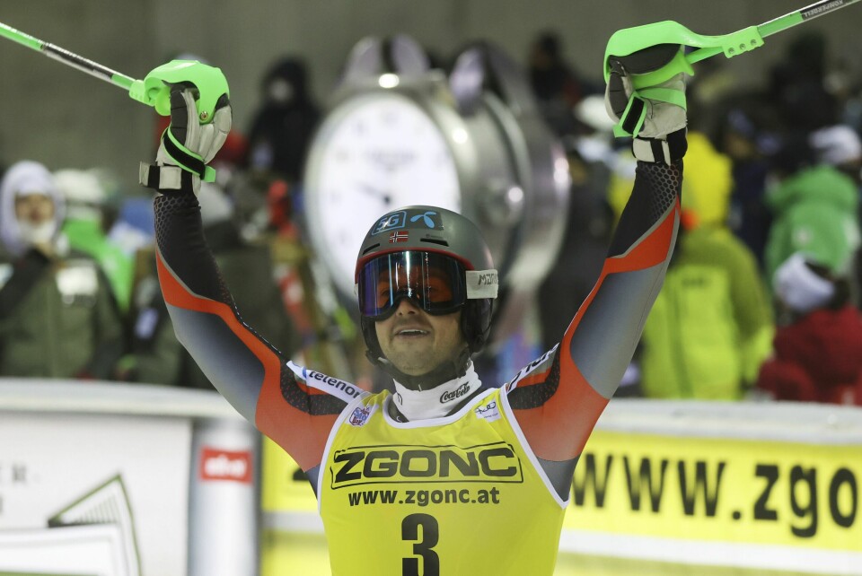 Sebastian Foss Solevåg vant den tradisjonsrike kveldsslalåmen i Madonna di Campiglio. Clément Noël kjørte ut i siste port da han ledet klart. Sebastian Foss Solevåg jublet for bestetid da han kom i mål i finaleomgangen i Madonna di Campiglio. Han jublet dempet da Clément Noël falt rett før mål slik at det ble norsk seier. Foto: Alessandro Trovati, AP / NTB