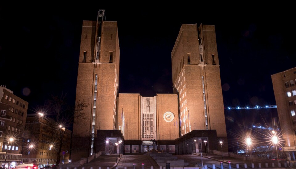 Oslo Rådhus fotografert fra Fr. Nansens plass. Bygninger i Oslo. Oslo Rådhus fotografert fra Fr. Nansens plass en sen april kveld.