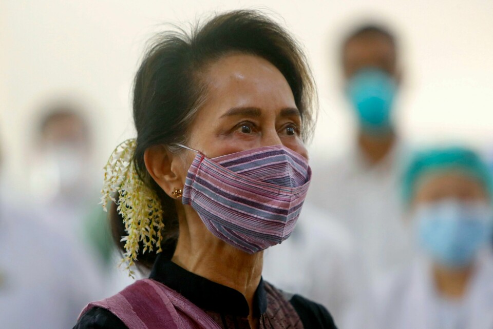 Aung San Suu Kyi, her i Naypyidaw i januar i år. Mandag ble hun dømt til fire års fengsel. Bildet er av Aung San Suu Kyi. Hun har på et munnbind. Arkivfoto: Aung Shine Oo / AP / NTB