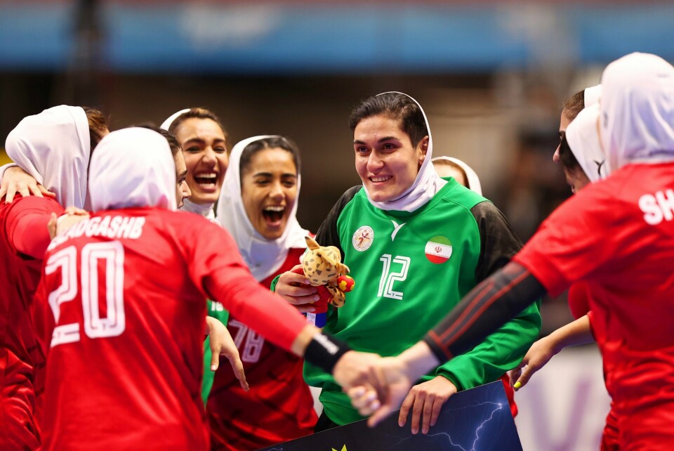 Irans målvakt Fatemeh Behfar (i grønn drakt) ble kåret til kampens spiller etter søndagens kamp mot Norge. Irans målvakt Fatemeh Behfar (i grønn drakt) ble kåret til kampens spiller etter søndagens kamp mot Norge.