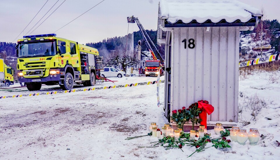 En familie på fire er savnet etter brannen i Svelvik natt til mandag. Politiet har ikke håp om å finne overlevende i brannruinene. En familie på fire er savnet etter brannen i Svelvik natt til mandag. Politiet har ikke håp om å finne overlevende i brannruinene.