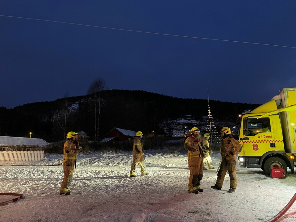 Det ble en spesielt tung dag på jobb for brannmannskapet i Drammen, som måtte drive slukkearbeid i boligen der deres kollega var savnet. Mandag morgen jobbes det med etterslukking på branntomta.
