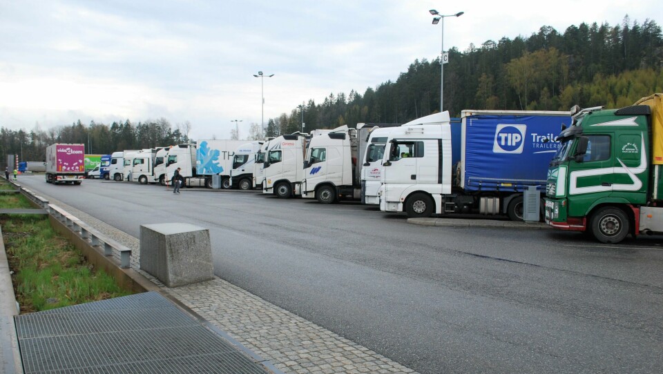 Tungbiler venter på rød sone ved Svinesund tollsted, hvor det 6. mai i fjor ble funnet et betydelig parti marihuana i en utenlandsk semitrailer. Beslaget på 238 kilo har ført til et sjåføren nå er dømt til seks års fengsel. Tungbiler venter på rød sone ved Svinesund tollsted.