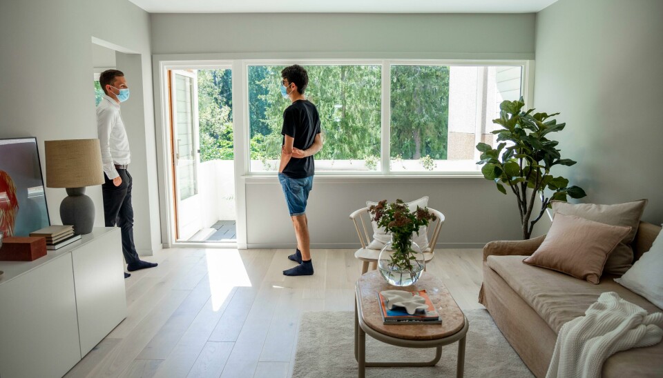 Venner i utlandet forstår ingenting når jeg forteller at jeg ikke mistet leiligheten i en budrunde, men til en person - som allerede eier to boliger - som hadde forrang og fikk kjøpt den kun for å agere som bolighai, skriver Eirin Kallestad.