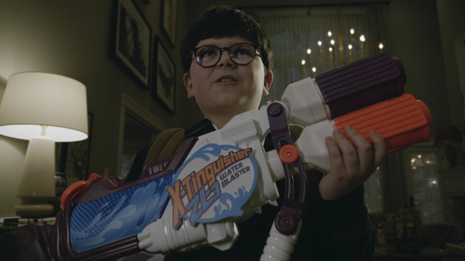 Dette er Max, en engelsk gutt som skal forsvare huset sitt mot innbruddstyver i jula. Den nye versjonen av «Hjemme Alene/Home Alone» er bedre enn sitt rykte, og er fersk julefilm på Disney+. Dette er Max, en engelsk gutt som skal forsvare huset sitt mot innbruddstyver i jula. Den nye versjonen av «Alene hjemme/Home Alone» kommer på Disney+ 12. november.