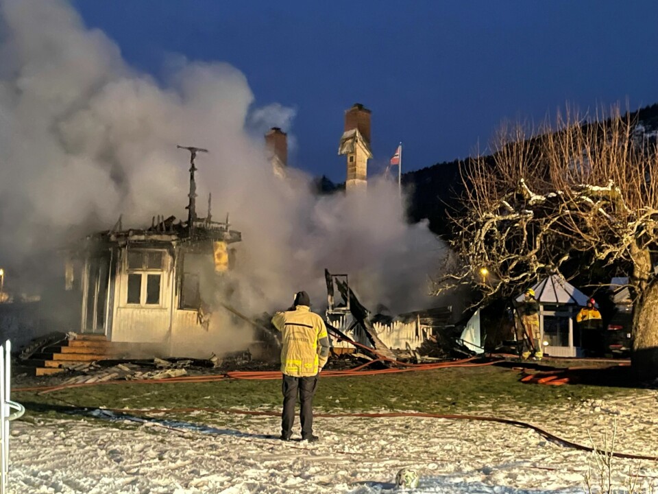 På grunn av den enorme varmen har det mandag formiddag ikke vært mulig å foreta tekniske undersøkelser på branntomta. Fire personer er ikke gjort rede for etter den voldsomme brannen på Sand i Drammen kommune.