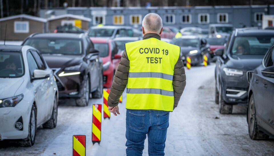 Det var fredag køer ved grensestasjonen på Svinesund ettersom alle reisende må teste seg for koronavirus og omikronsmitte ved innreise. Foto: Ole Berg-Rusten / NTB Det var fredag køer ved grensestasjonen på Svinesund ettersom alle reisende må teste seg for koronavirus og omikronsmitte ved innreise. Foto: Ole Berg-Rusten / NTB