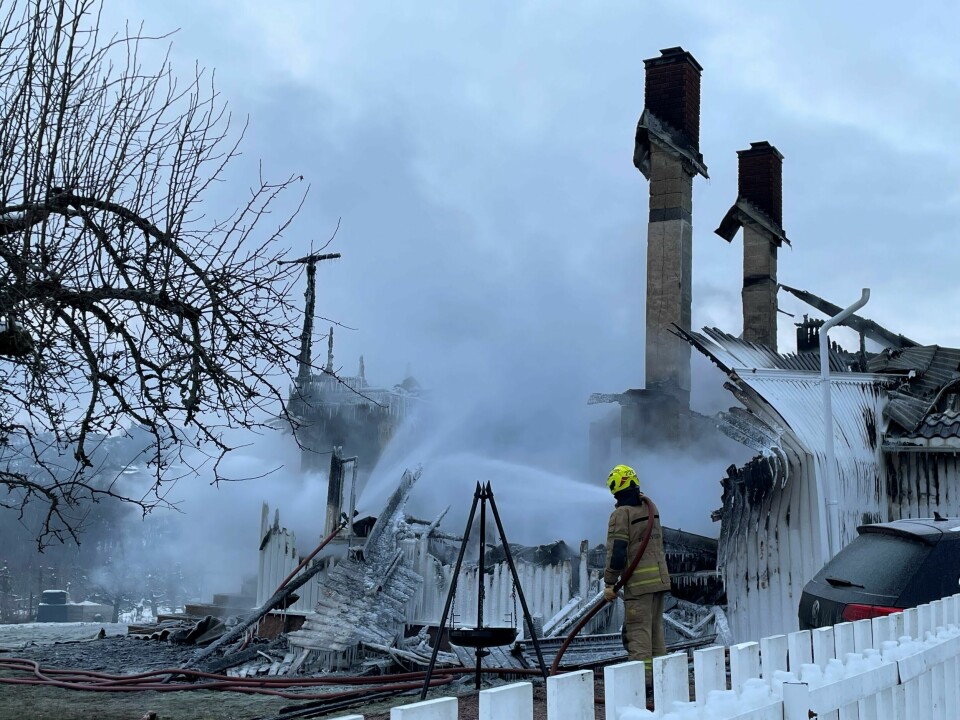 Brannmannskaper jobbet mandag morgen med etterslukking i ruinene av den nedbrente eneboligen på Berger i Svelvik, Brann i enebolig i Svelvik, Drammen. Fire personer savnet