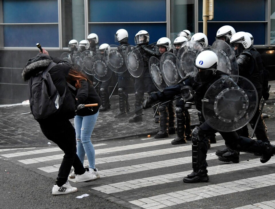 Opprørspoliti havnet i sammenstøt med et fåtall av de flere tusen som demonstrerte mot koronatiltak i Belgia søndag. Foto: Geert Vanden Wijngaert / AP / NTB Opprørspoliti havnet i sammenstøt med et fåtall av de flere tusen som demonstrerte mot koronatiltak i Belgia søndag. Foto: Geert Vanden Wijngaert / AP / NTB