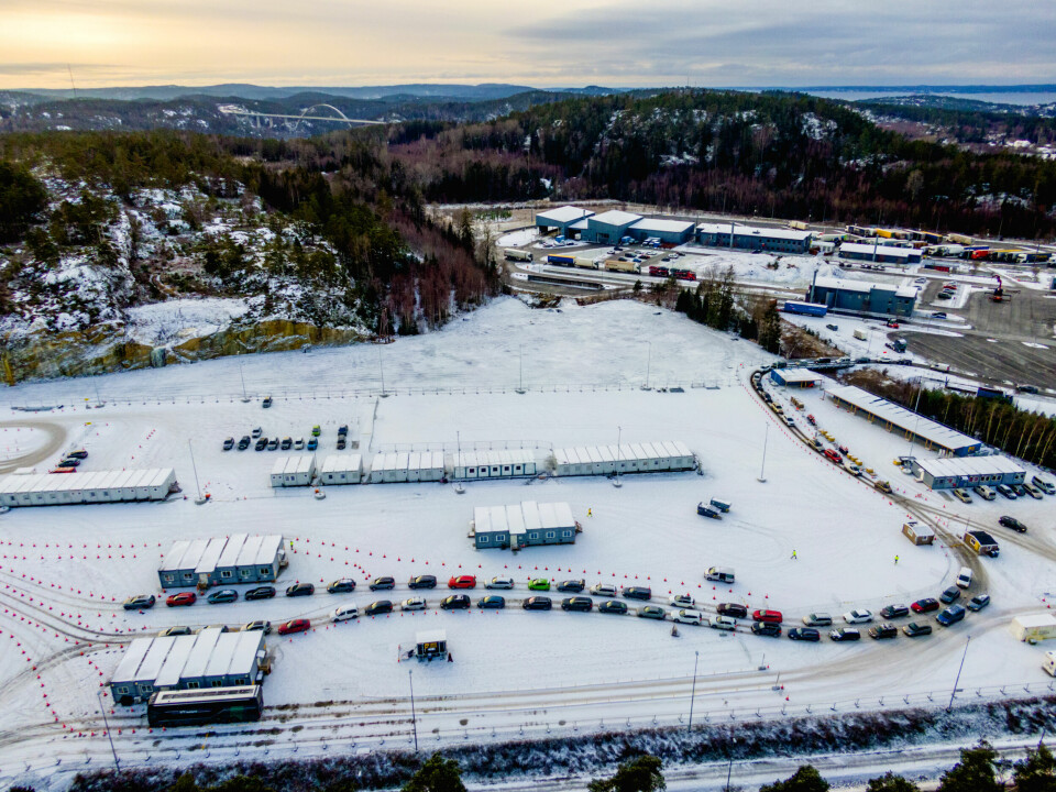 Teststasjonen ved E6 på Svinesund etter at det igjen er innført pålegg om at alle reisende må teste seg for koronavirus og omikronsmitte ved innreise. Teststasjonen ved E6 på Svinesund etter at det igjen er innført pålegg om at alle reisende må teste seg for koronavirus og omikronsmitte ved innreise. Foto: Stian Lysberg Solum / NTB