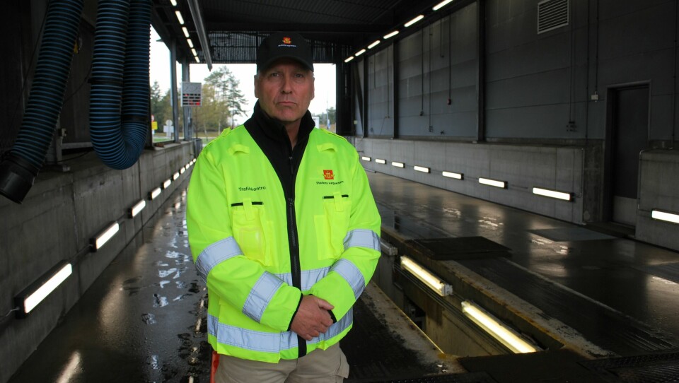 Fagleder Øyvind Grotterød i Statens vegvesen kan daglig rapportere om svært trafikkfarlige kjøretøy som blir avslørt i kontroll og luket vekk fra norske veier. Fagleder Øyvind Grotterød ved Statens vegvesens kontrollstasjon ved Svinesund.