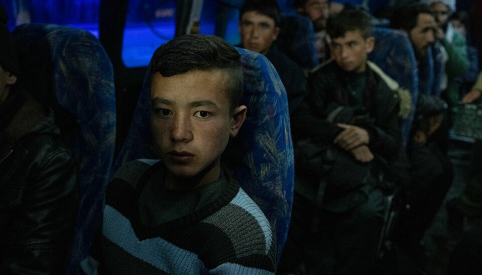 En afghansk gutt er blant dem om bord i en buss i Herat på vei sørover i Afghanistan, mot grensa til Iran. En afghansk gutt er blant dem om bord i en buss i Herat på vei sørover i Afghanistan, mot grensa til Iran.